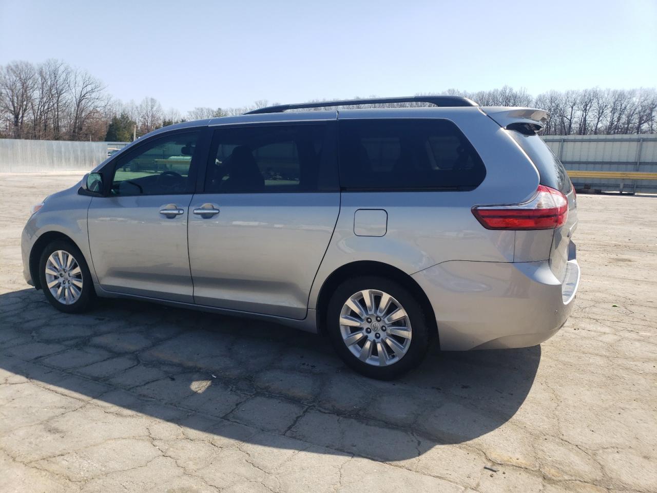 2015 TOYOTA SIENNA XLE - Фото 2