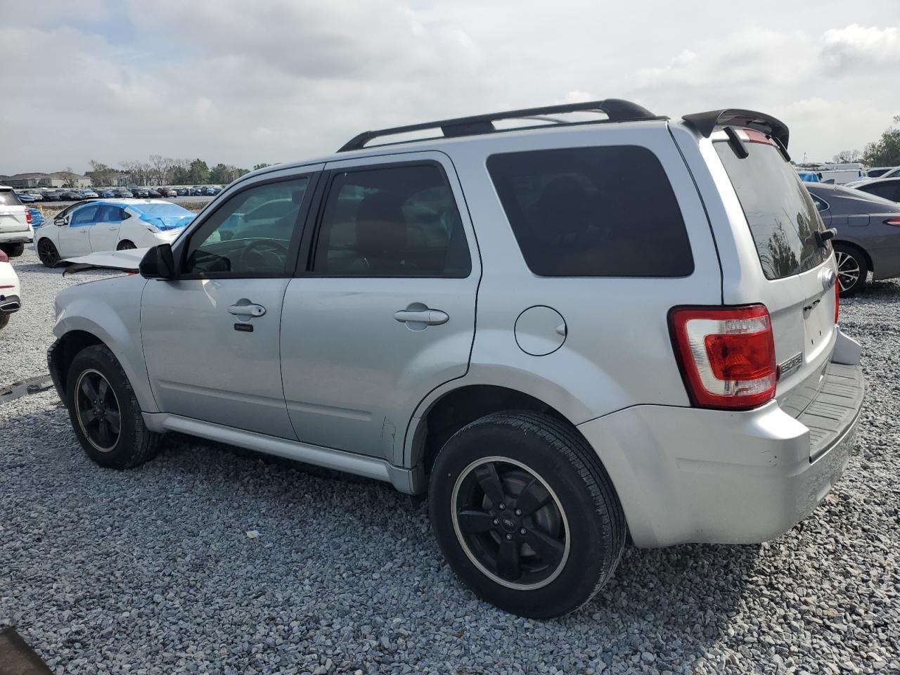 2010 FORD ESCAPE XLT - Image 2