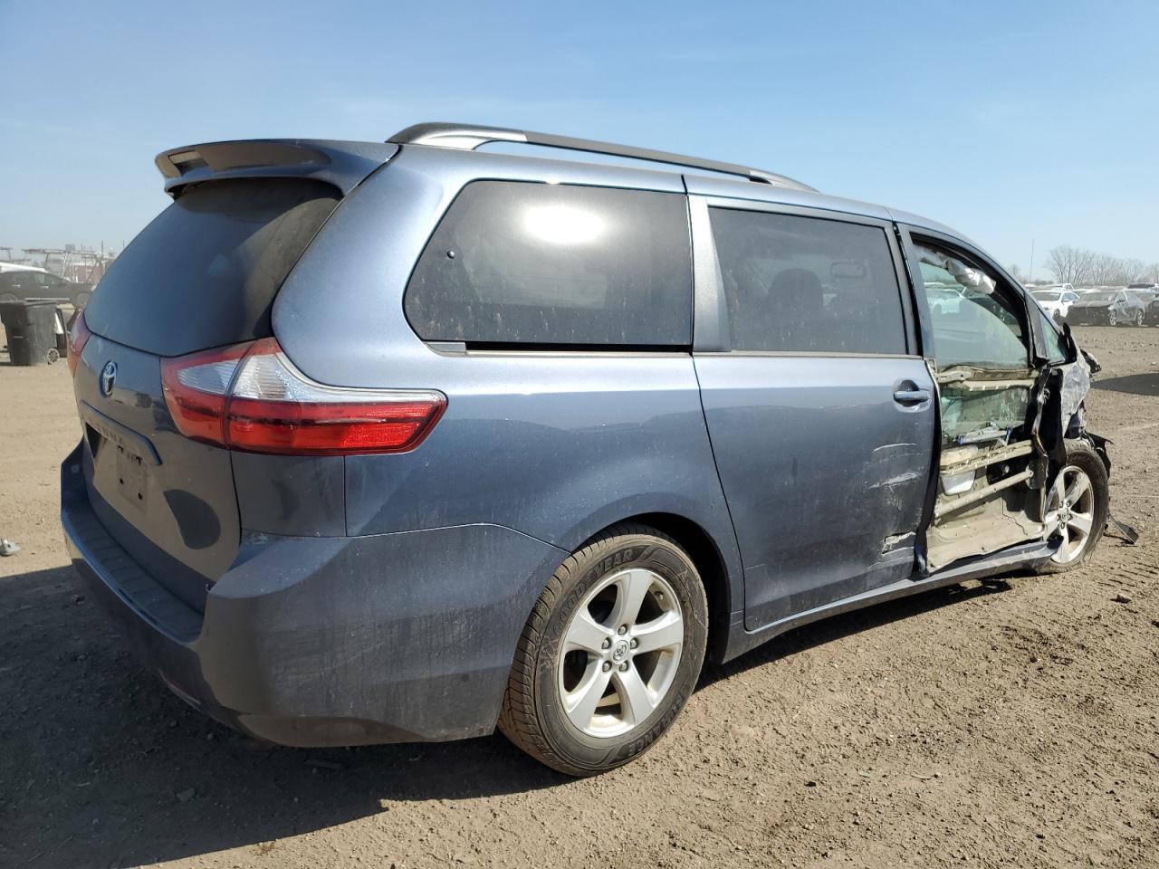 2015 TOYOTA SIENNA LE - Image 3