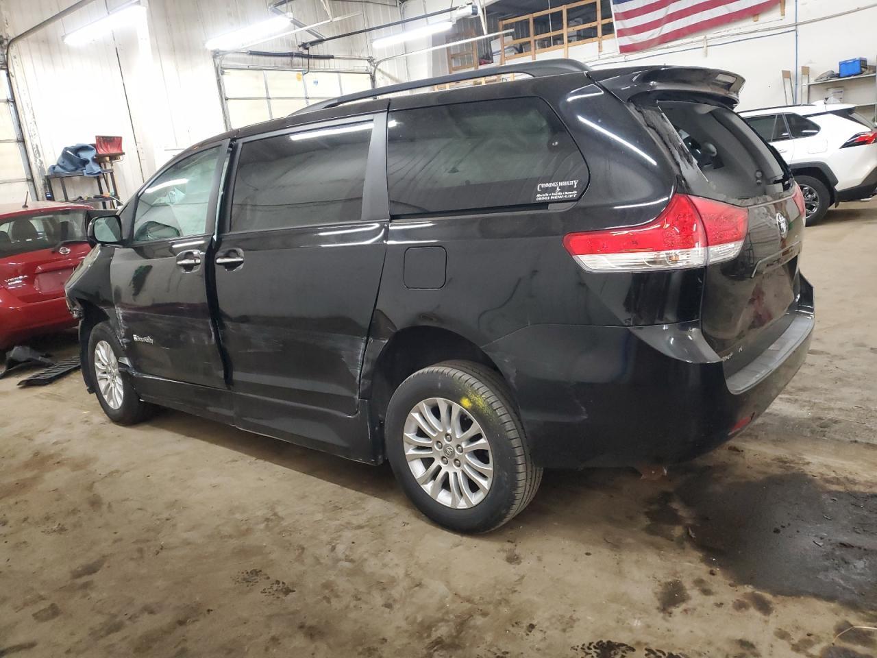 2011 TOYOTA SIENNA XLE - Фото 2