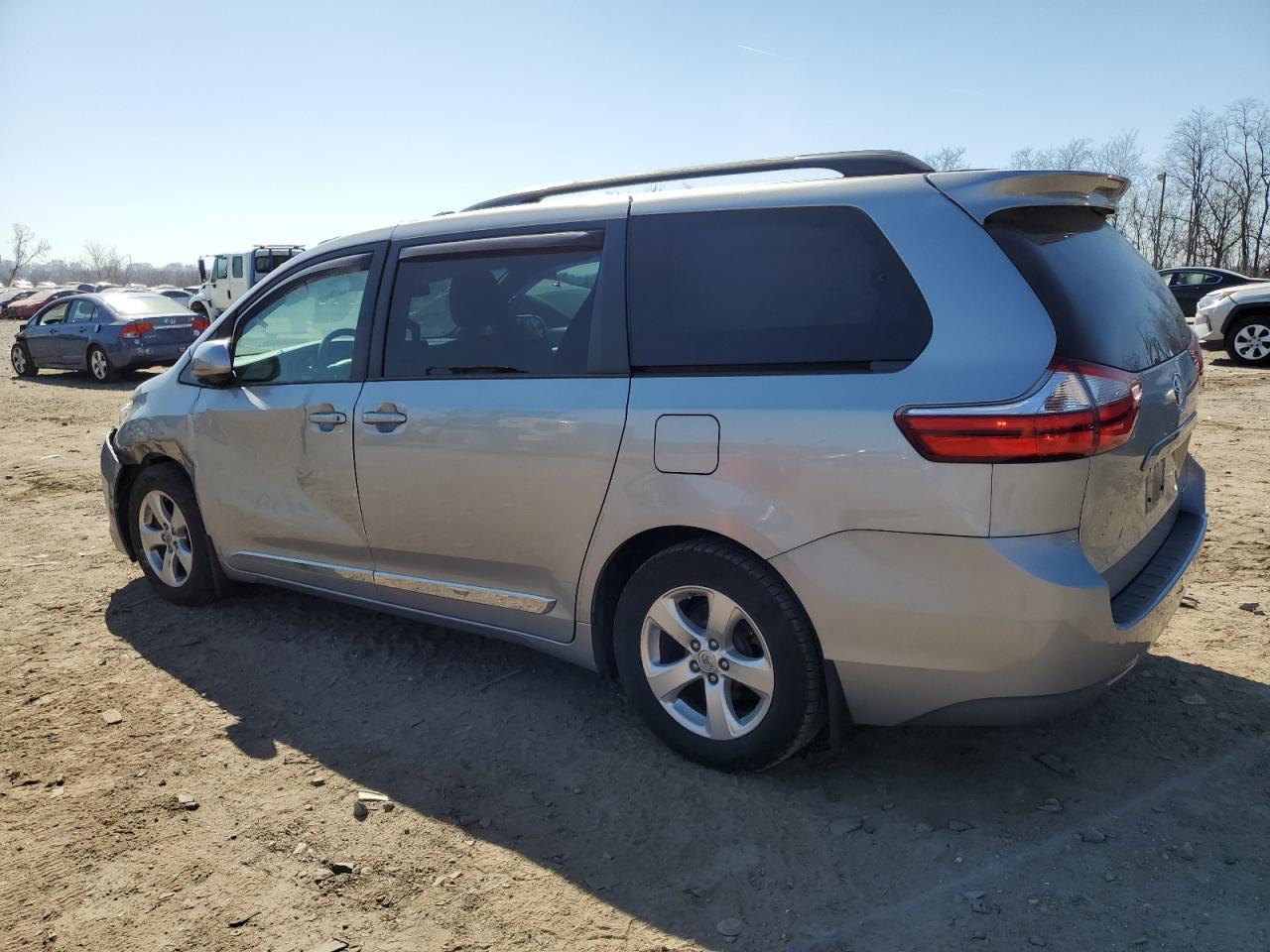 2015 TOYOTA SIENNA LE - Image 2