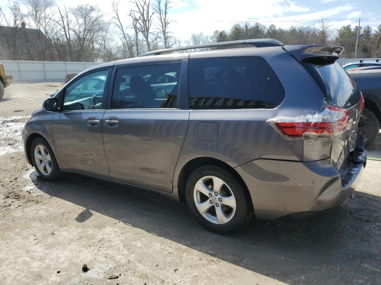 2015 TOYOTA SIENNA LE - Image 2