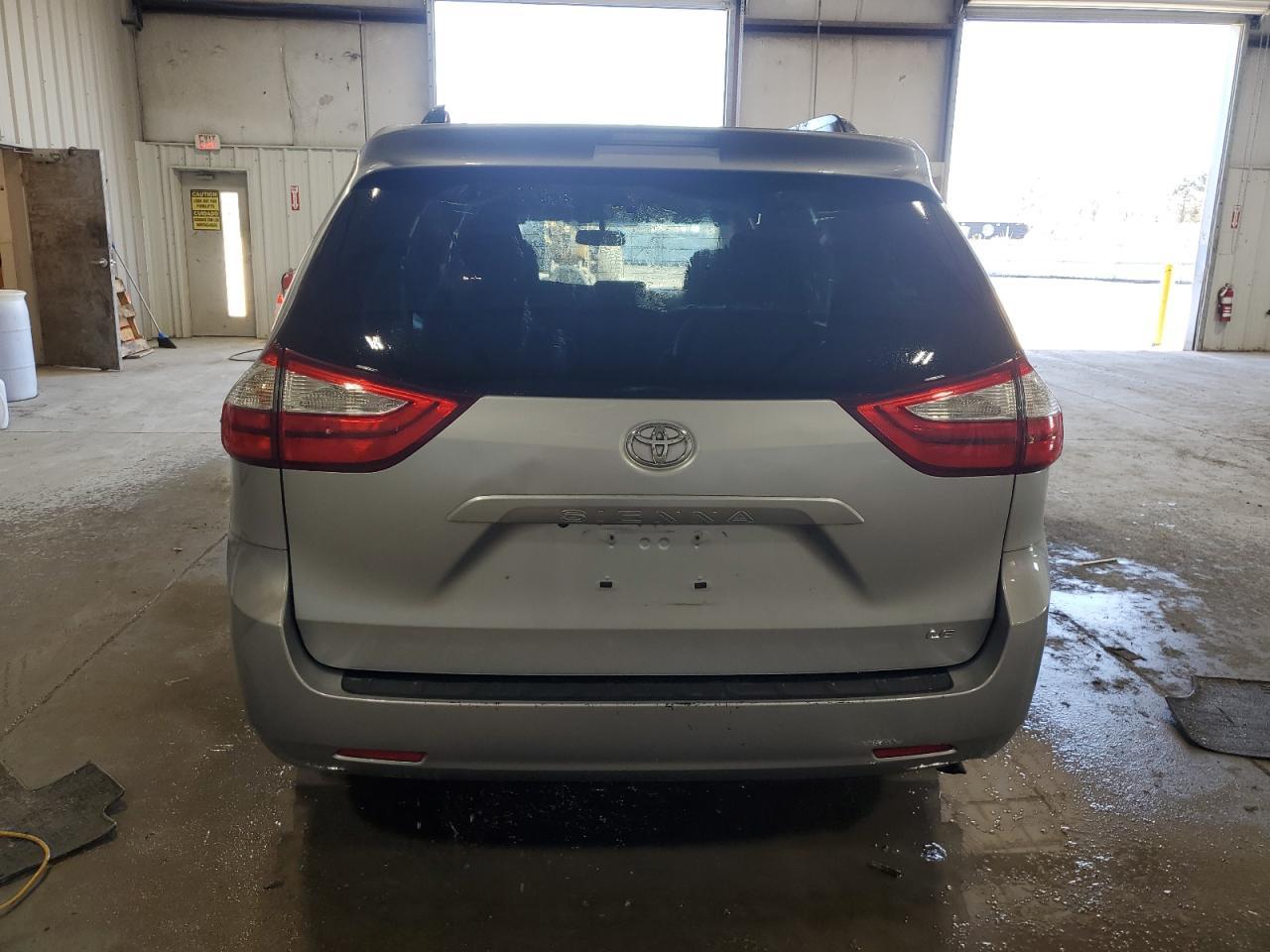 2015 TOYOTA SIENNA LE - Фото 6