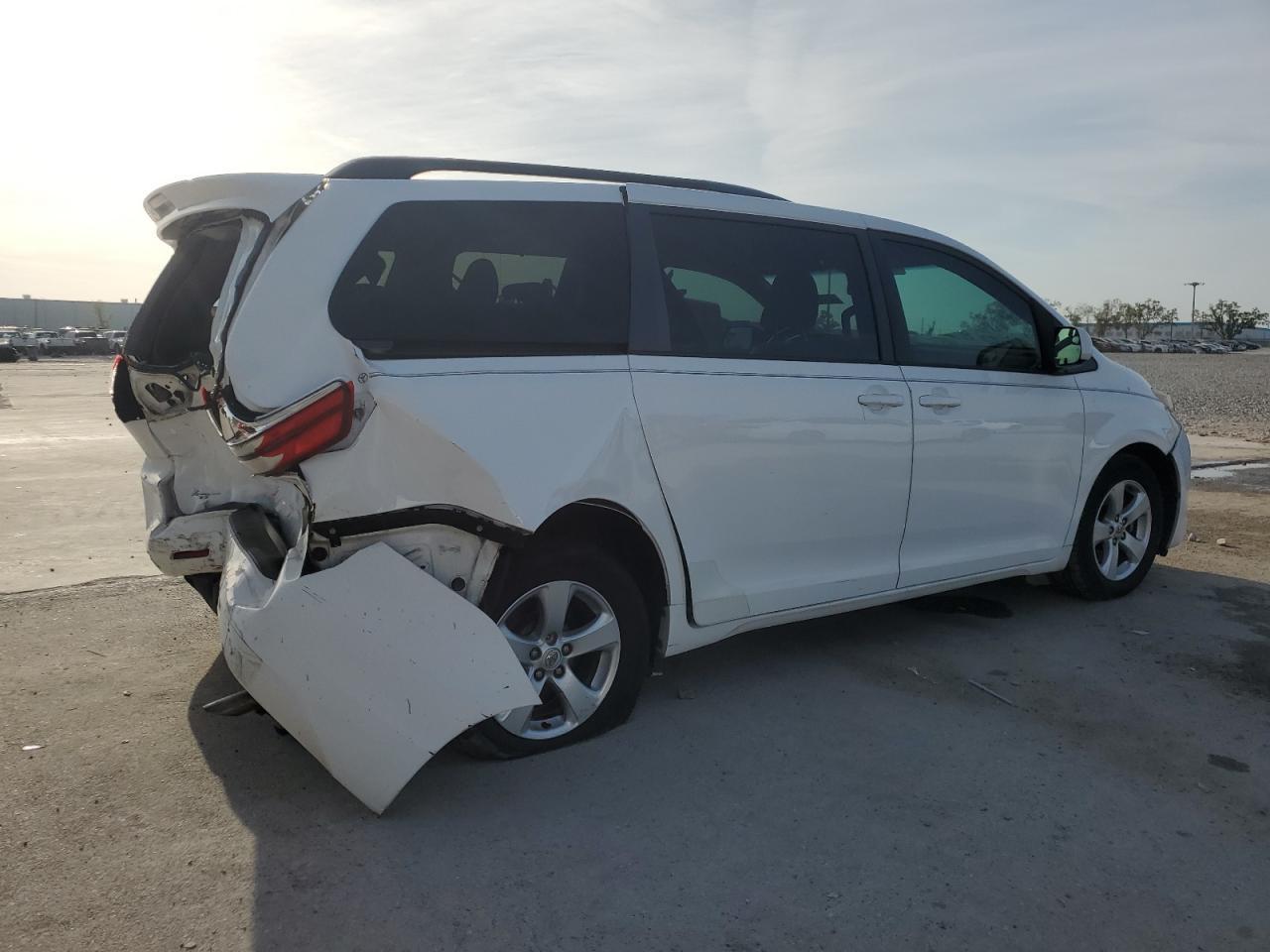 2015 TOYOTA SIENNA LE - Фото 3
