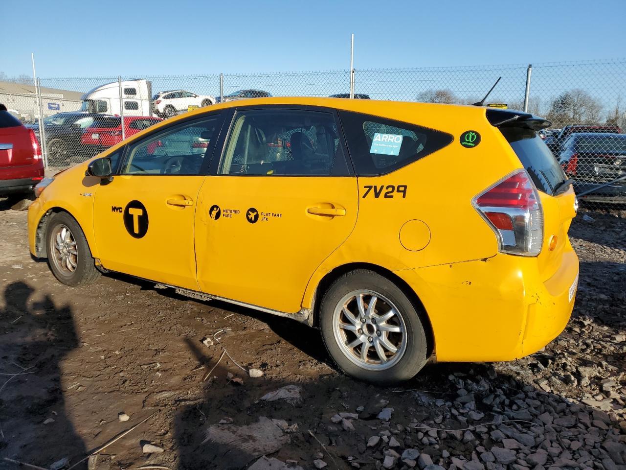 2016 TOYOTA PRIUS V - Фото 2