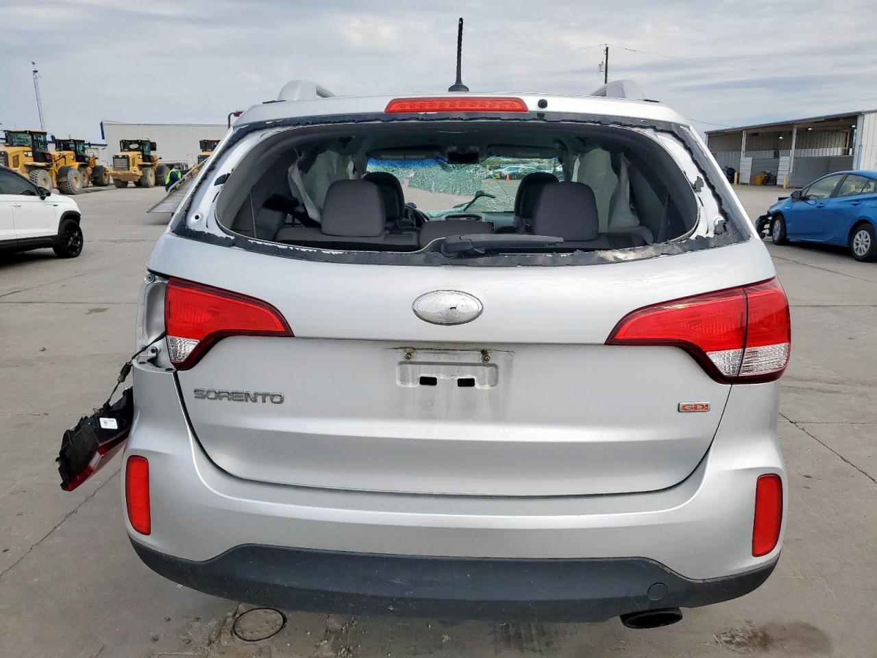 2015 KIA SORENTO LX - Image 6