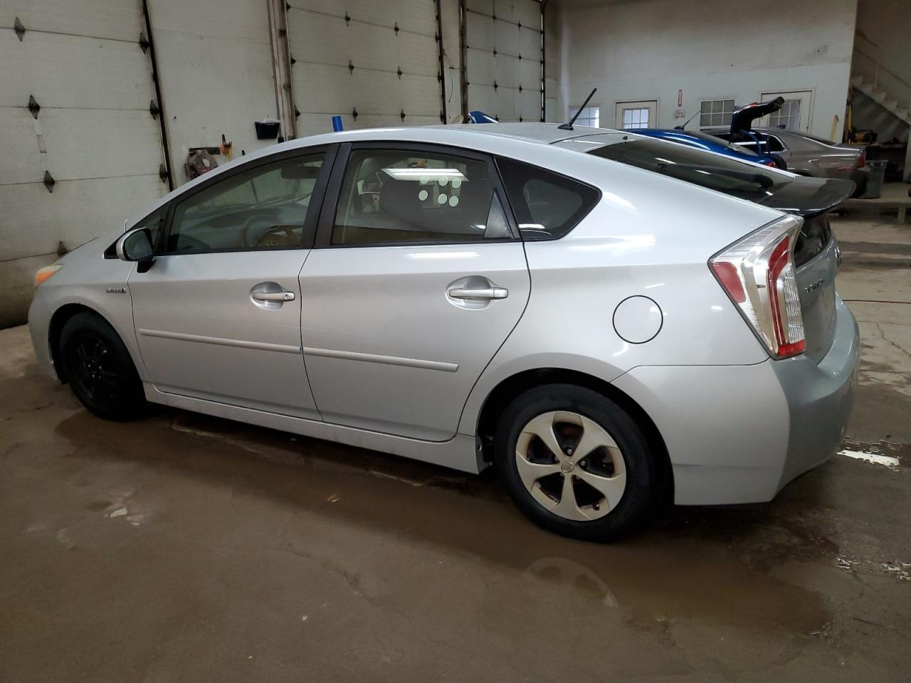 2015 TOYOTA PRIUS - Фото 2