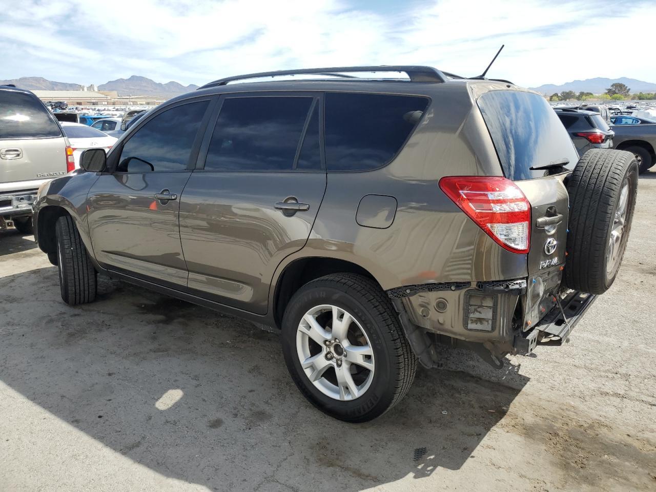 2011 TOYOTA RAV4 - Фото 2
