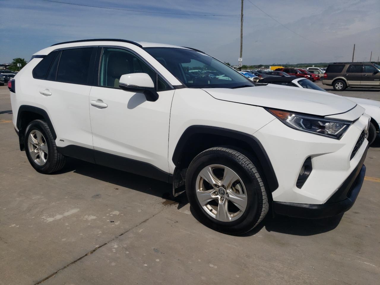 2020 TOYOTA RAV4 XLE - Image 4