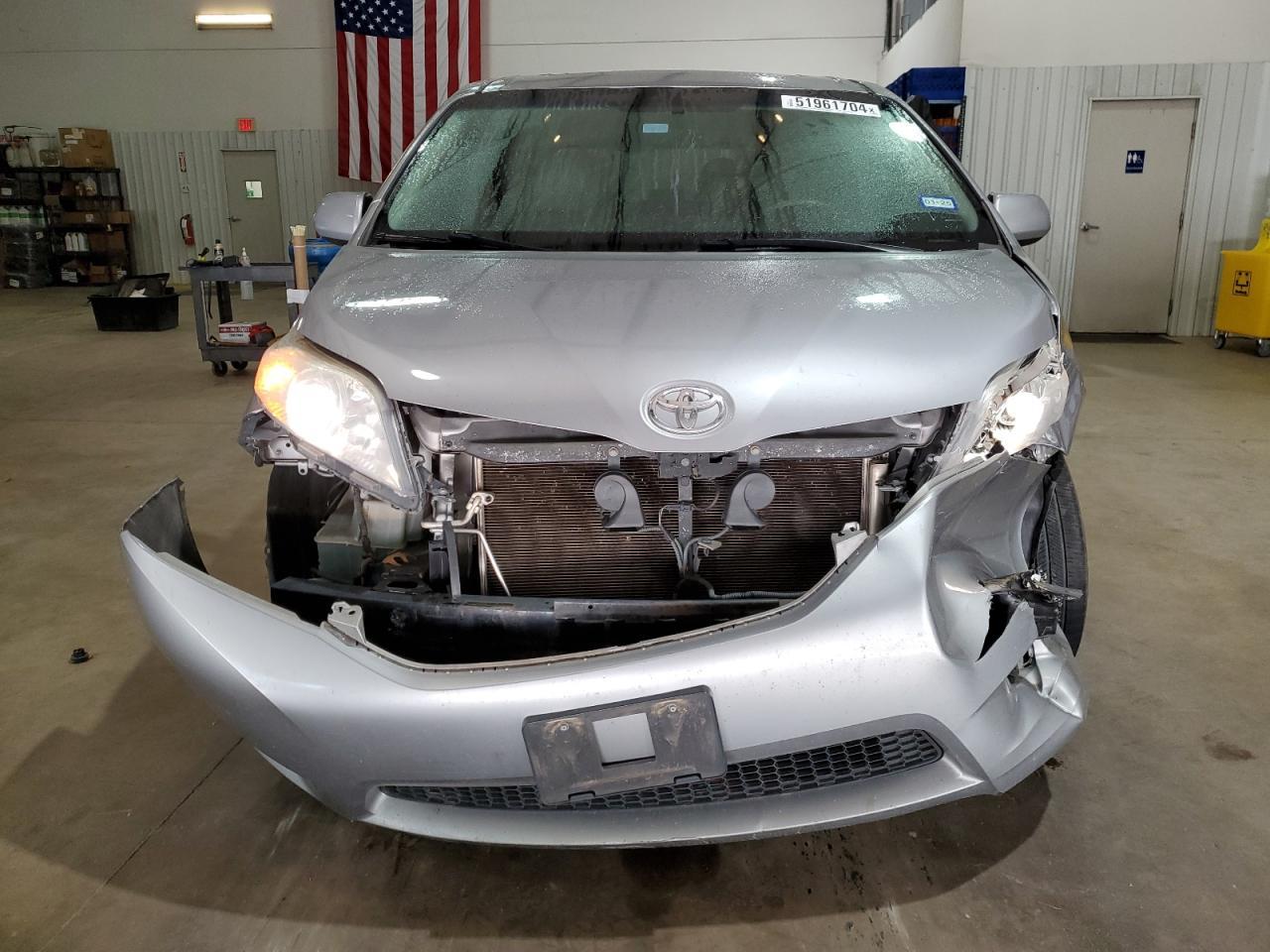 2011 TOYOTA SIENNA XLE - Image 5