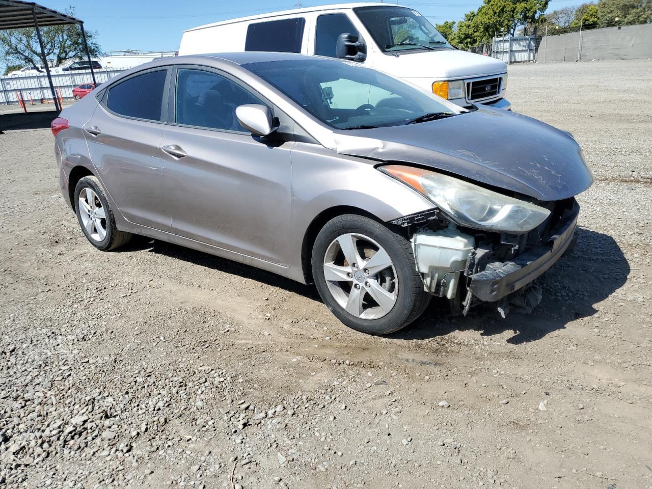 2013 HYUNDAI ELANTRA GL - Image 4