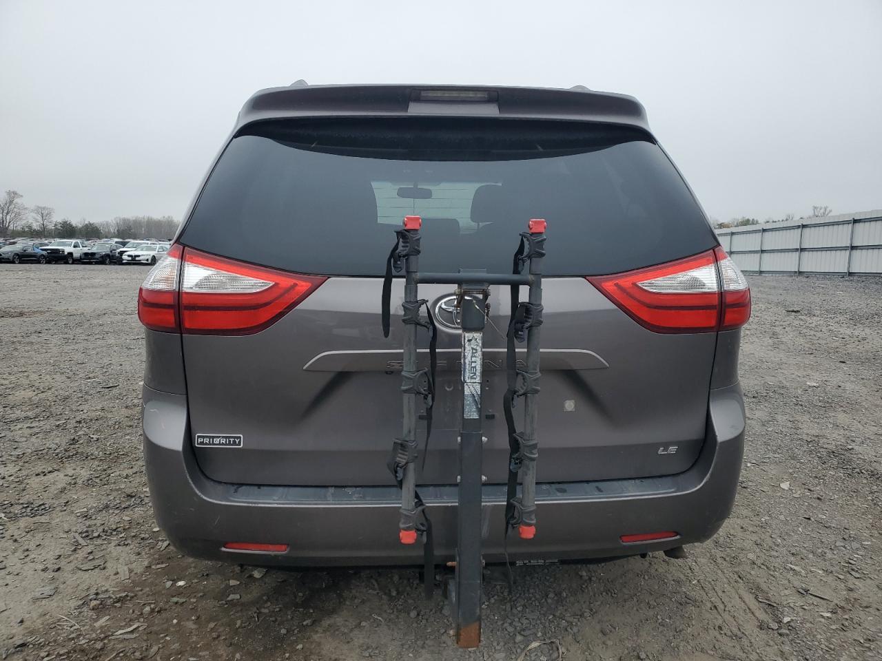 2015 TOYOTA SIENNA LE - Фото 6