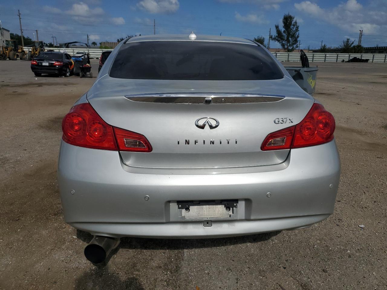 2011 INFINITI G37 - Image 6