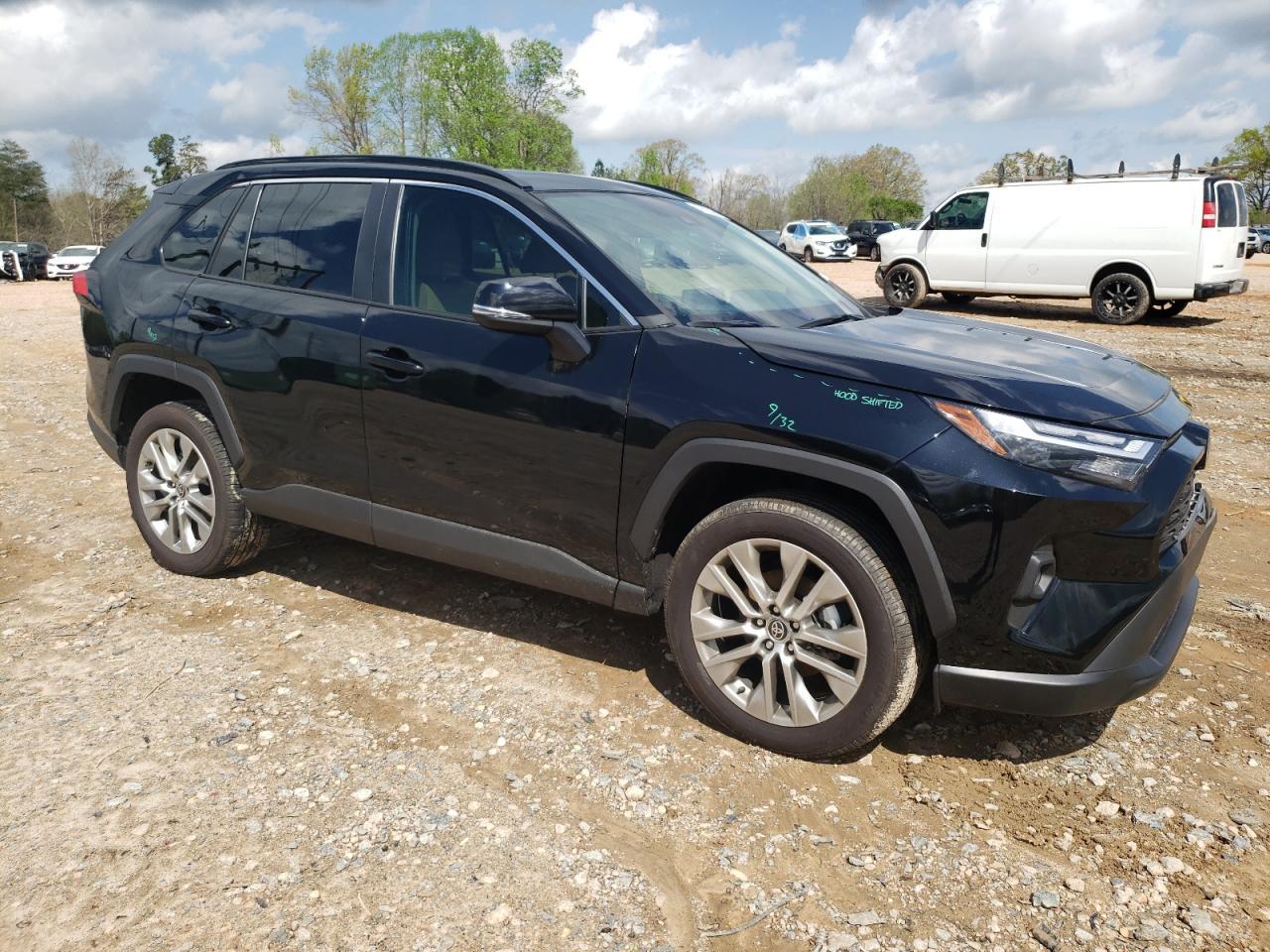 2022 TOYOTA RAV4 XLE P - Фото 4