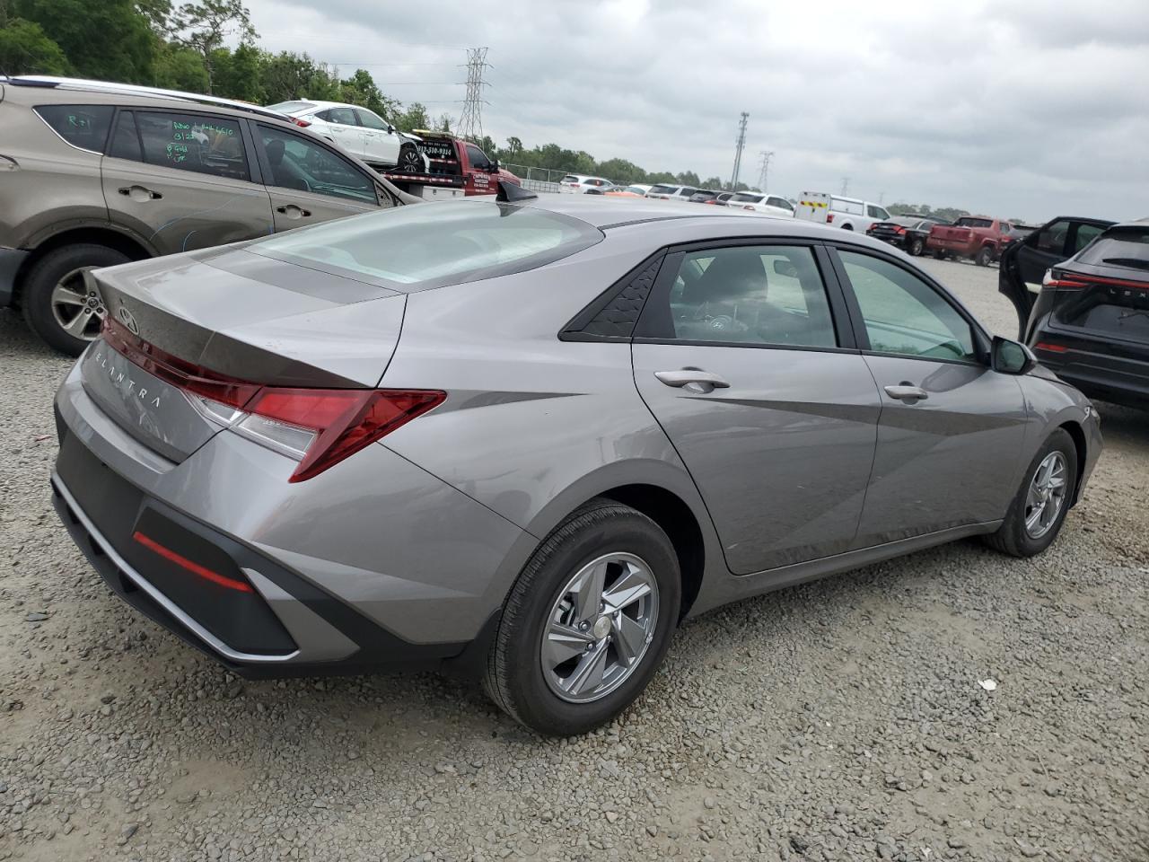 2024 HYUNDAI ELANTRA SE - Фото 3