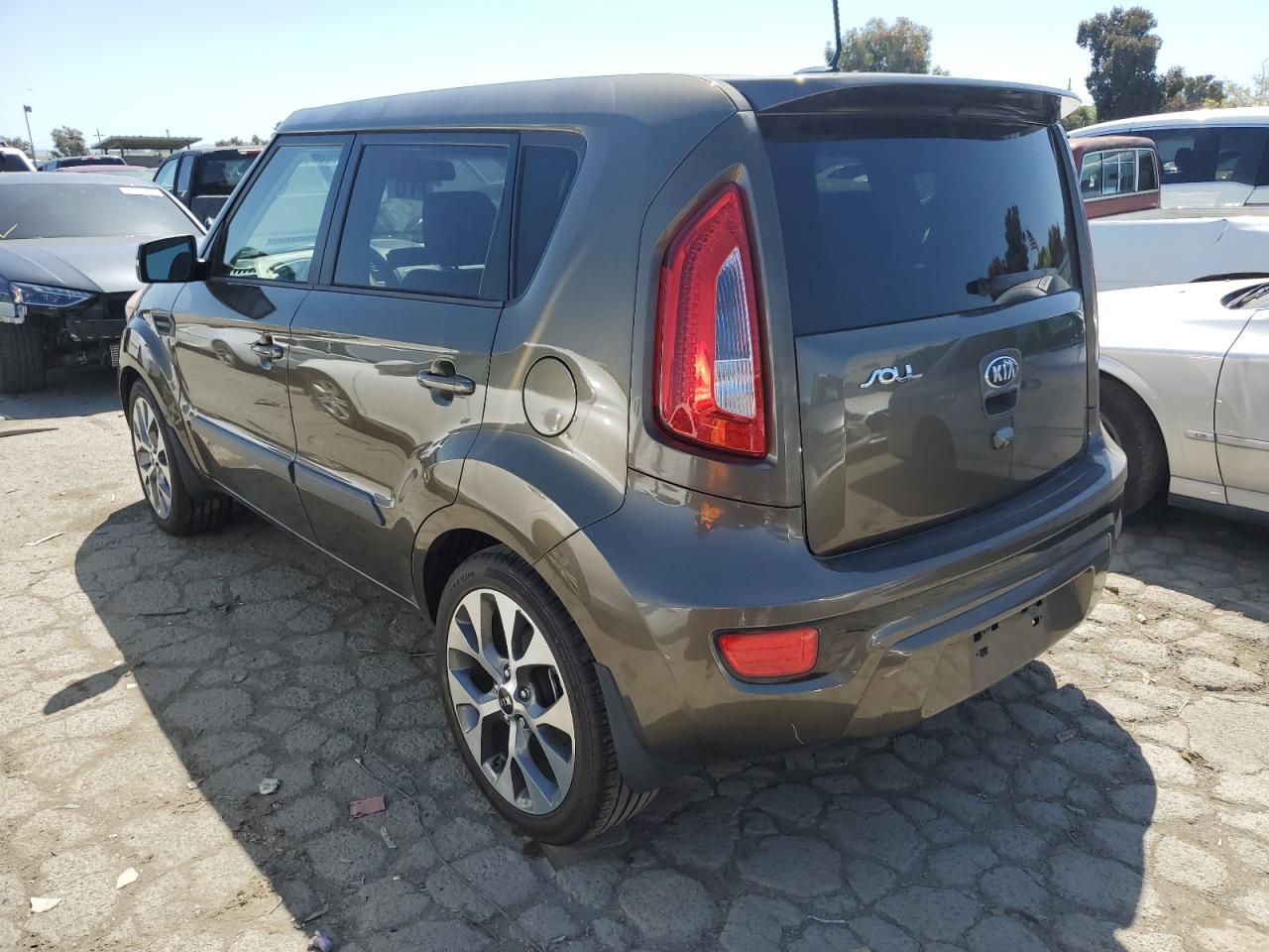 2013 KIA SOUL + - Image 2