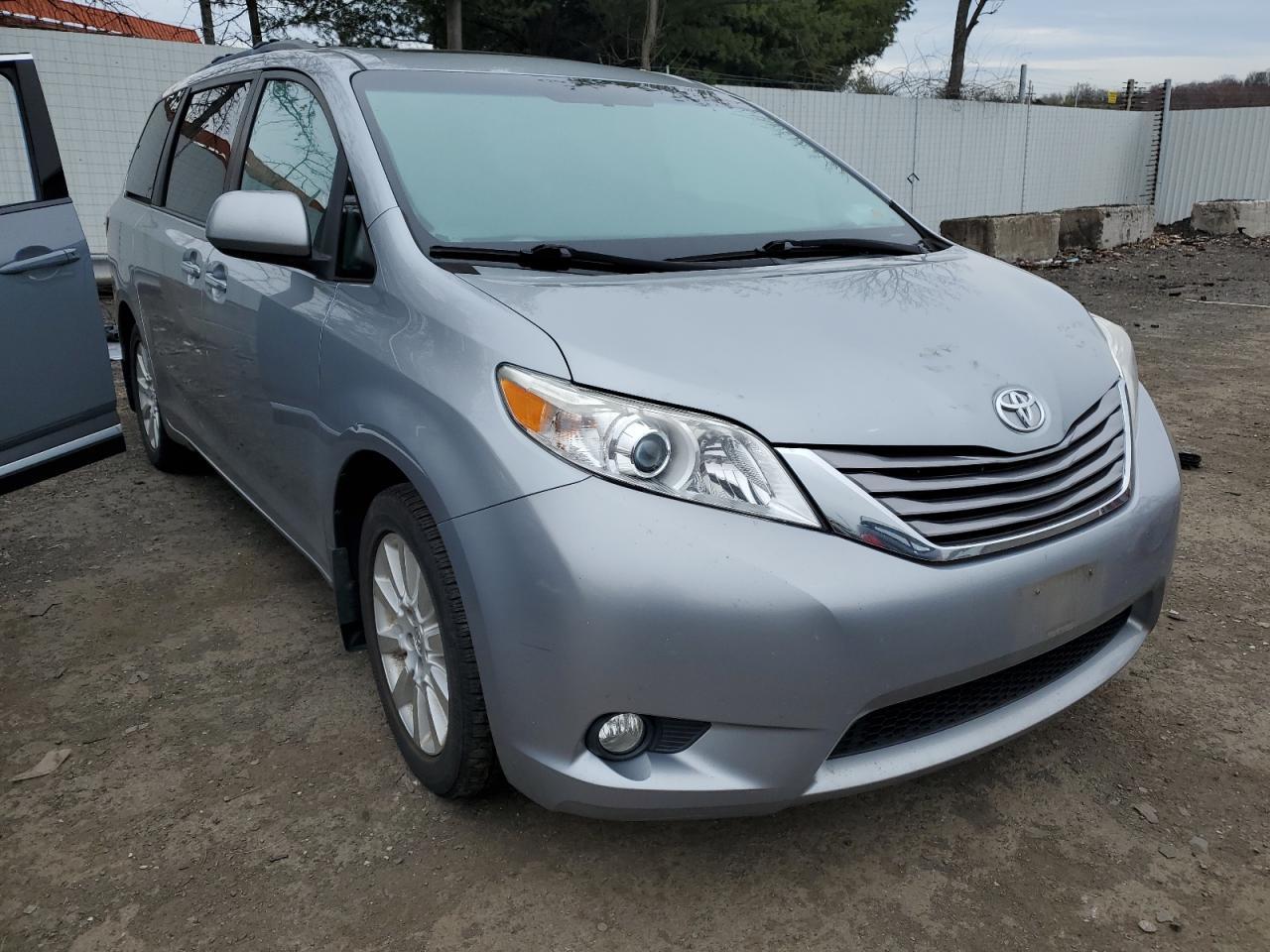 2015 TOYOTA SIENNA XLE - Фото 4