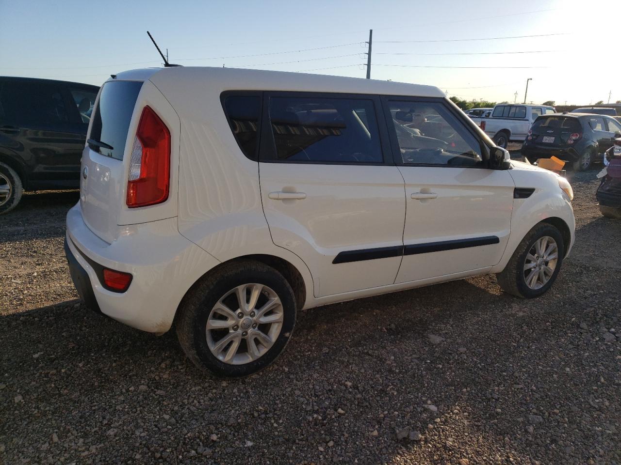2013 KIA SOUL + - Image 3
