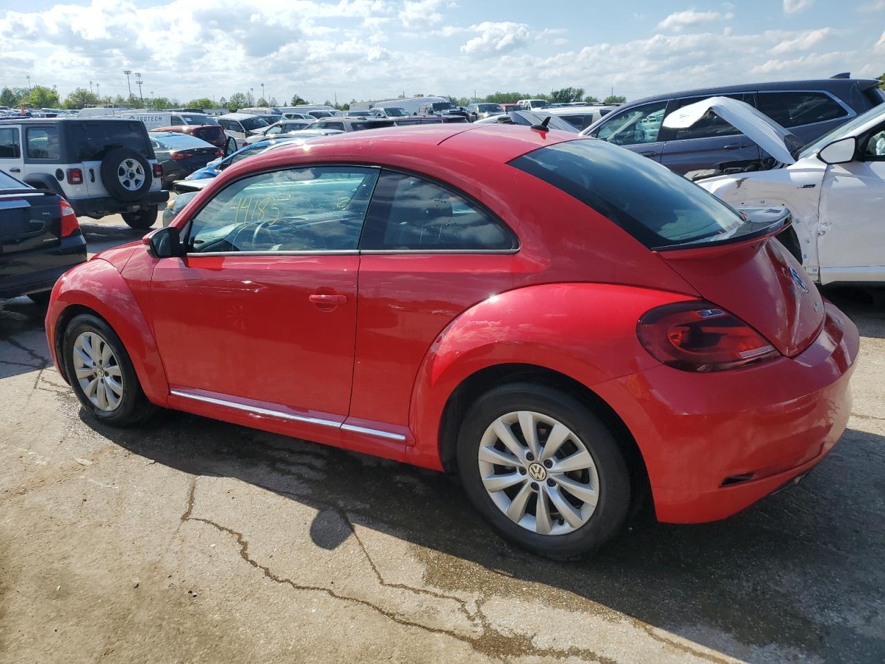 2019 VOLKSWAGEN BEETLE S - Фото 2