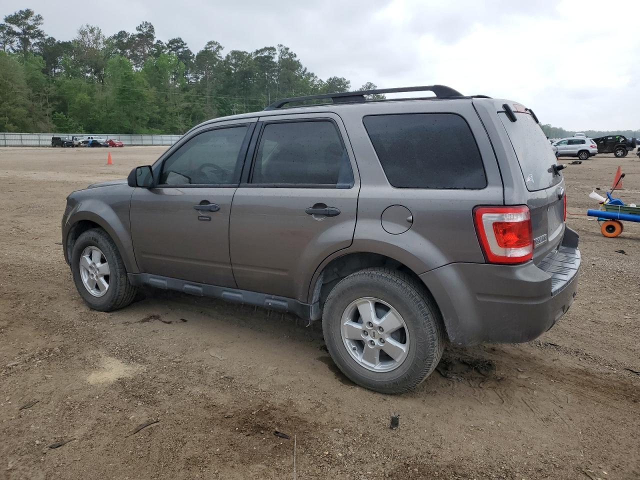 2010 FORD ESCAPE XLT - Image 2