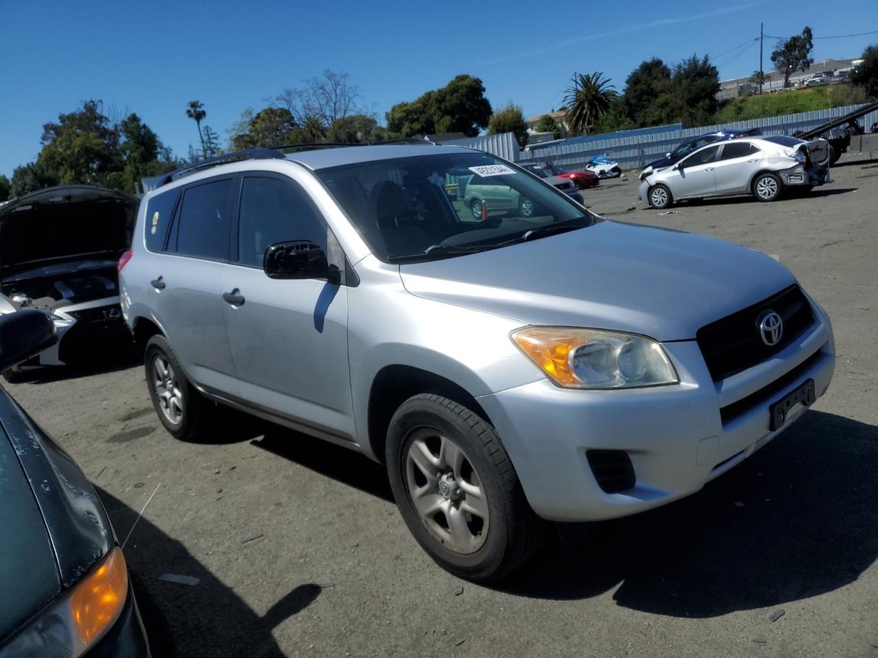 2011 TOYOTA RAV4 - Фото 4