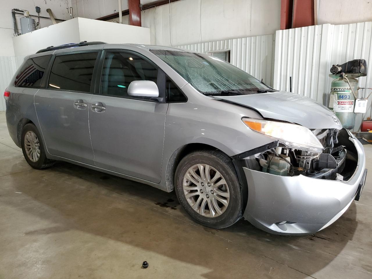 2011 TOYOTA SIENNA XLE - Image 4