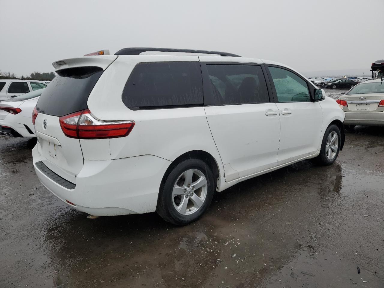 2015 TOYOTA SIENNA LE - Фото 3