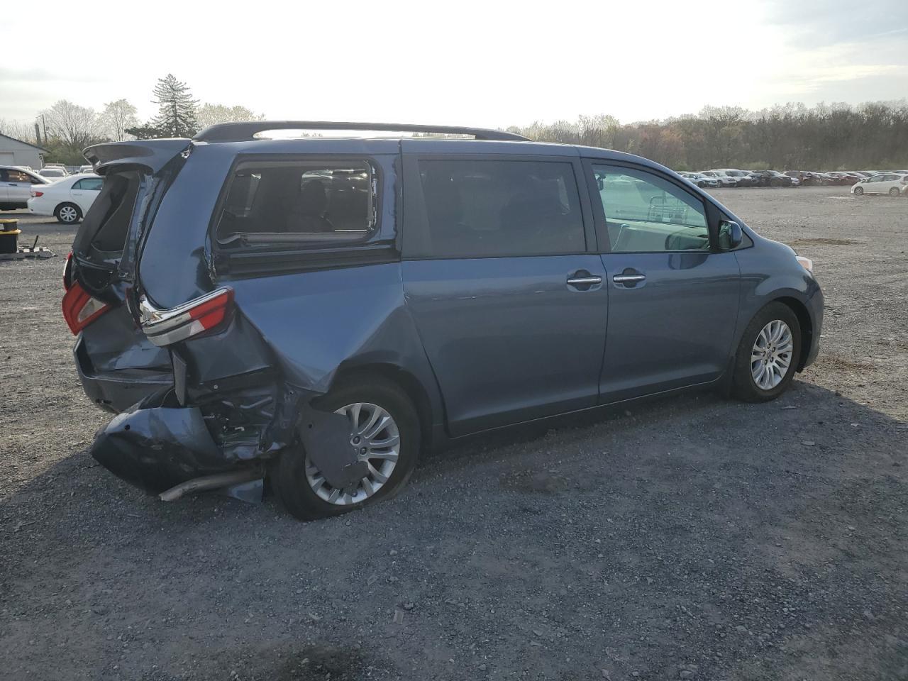 2015 TOYOTA SIENNA XLE - Фото 3