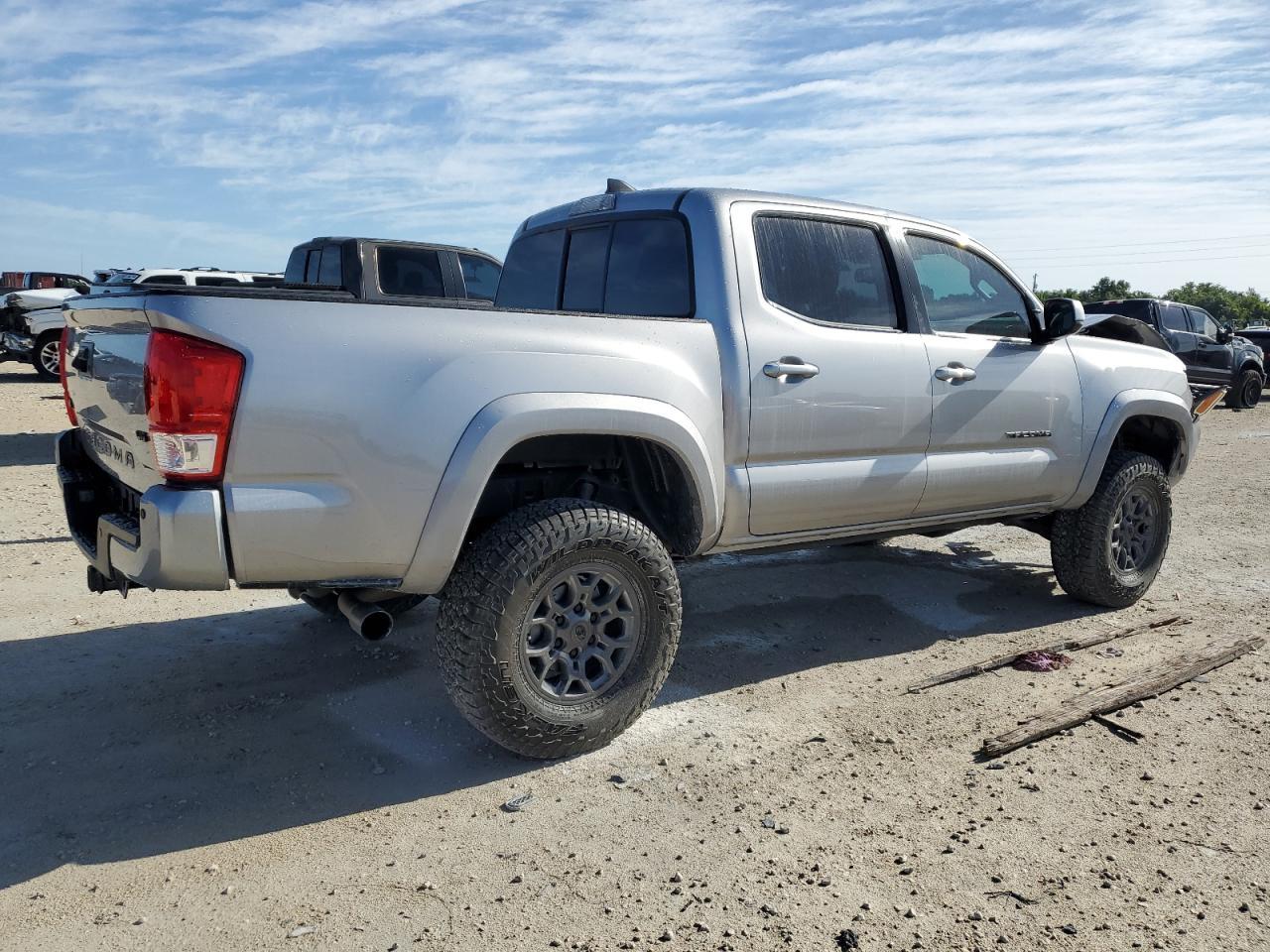 2017 TOYOTA TACOMA DOU - Фото 3