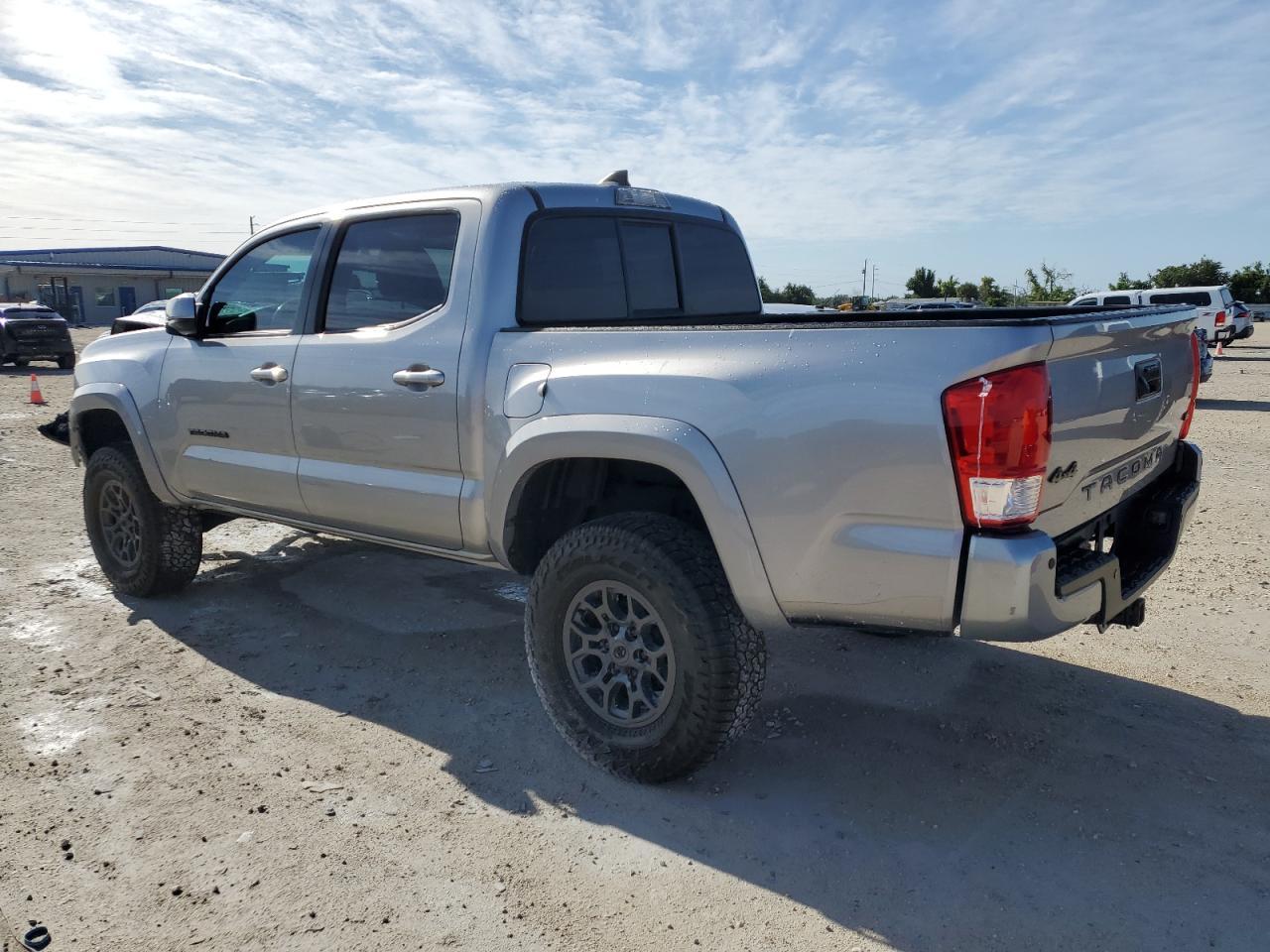 2017 TOYOTA TACOMA DOU - Фото 2