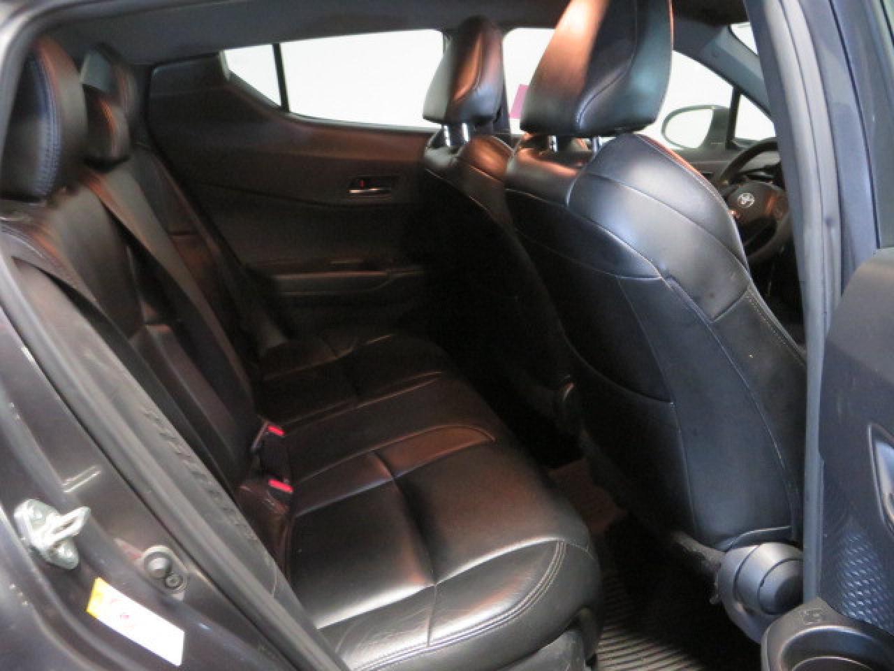 2019 TOYOTA C-HR XLE - Image 6