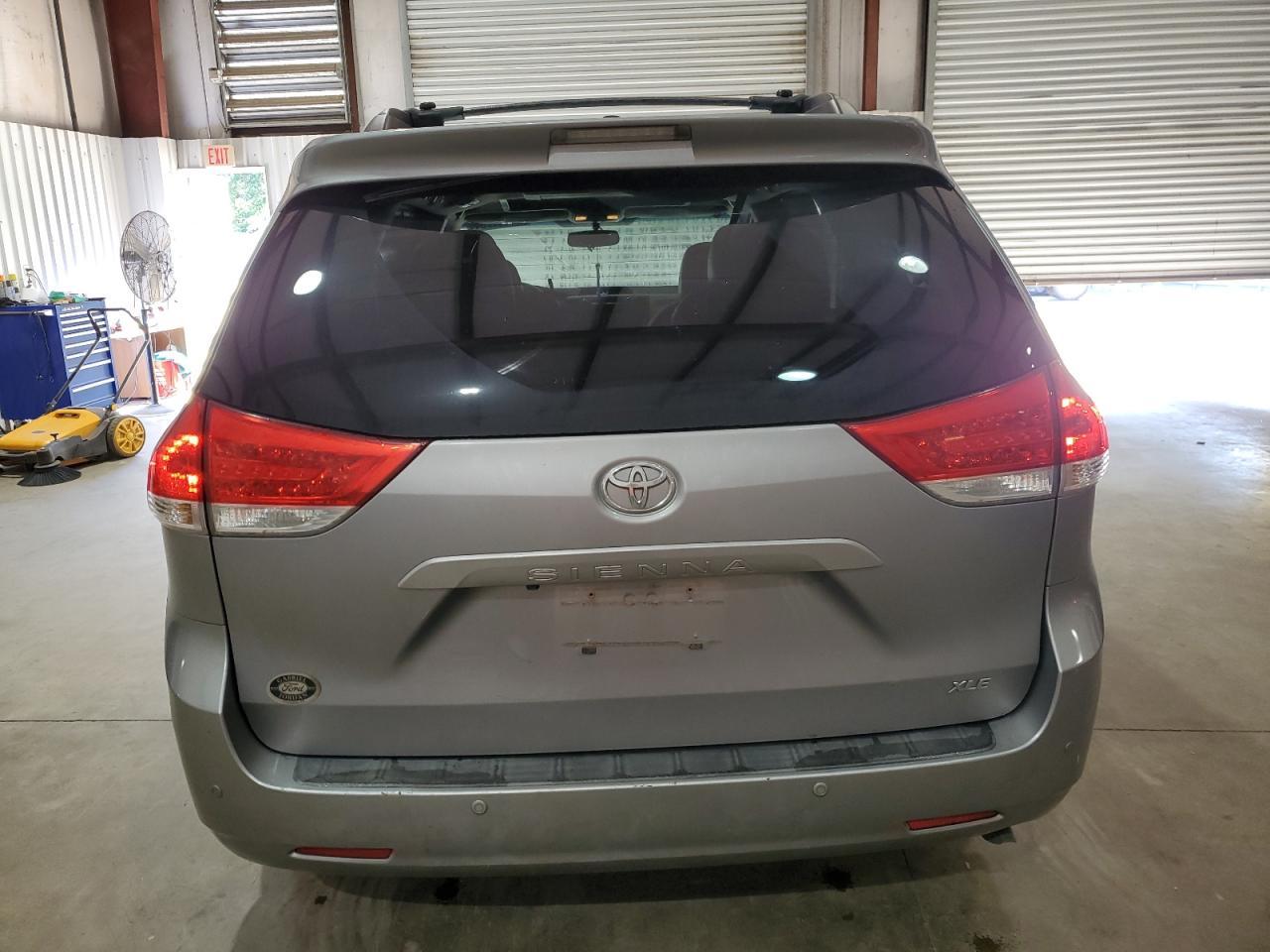 2011 TOYOTA SIENNA XLE - Image 6