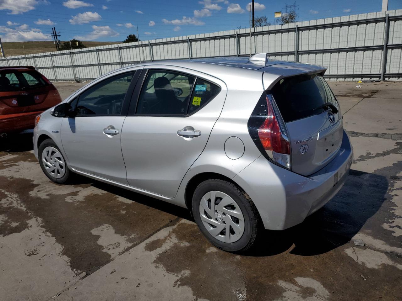 2016 TOYOTA PRIUS C - Image 2