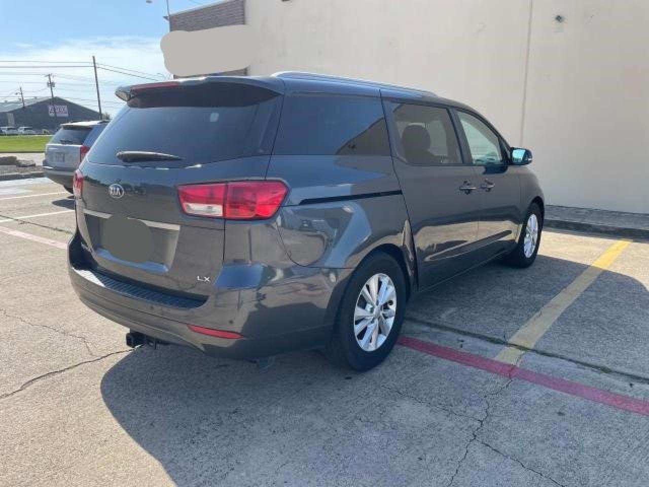 2017 KIA SEDONA LX - Image 4