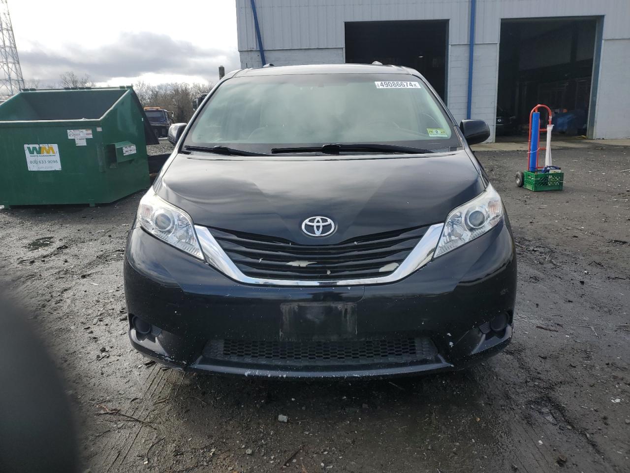 2015 TOYOTA SIENNA LE - Фото 5