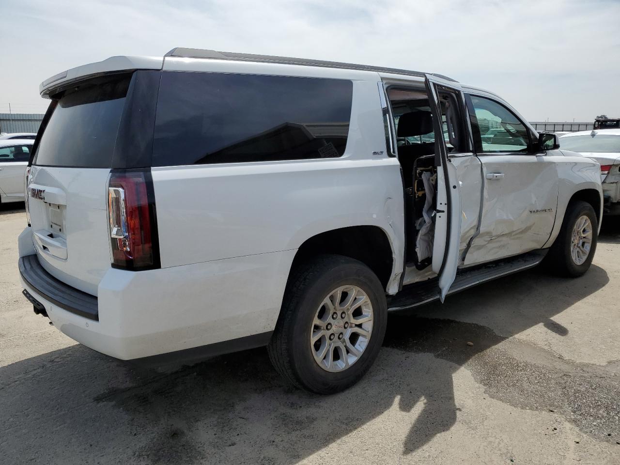 2016 GMC YUKON XL K - Image 3
