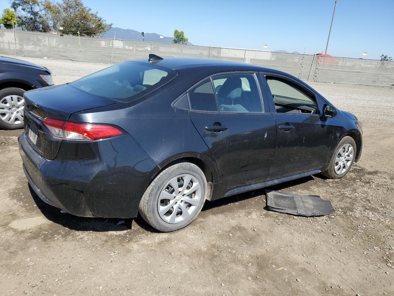 2021 TOYOTA COROLLA LE - Фото 3
