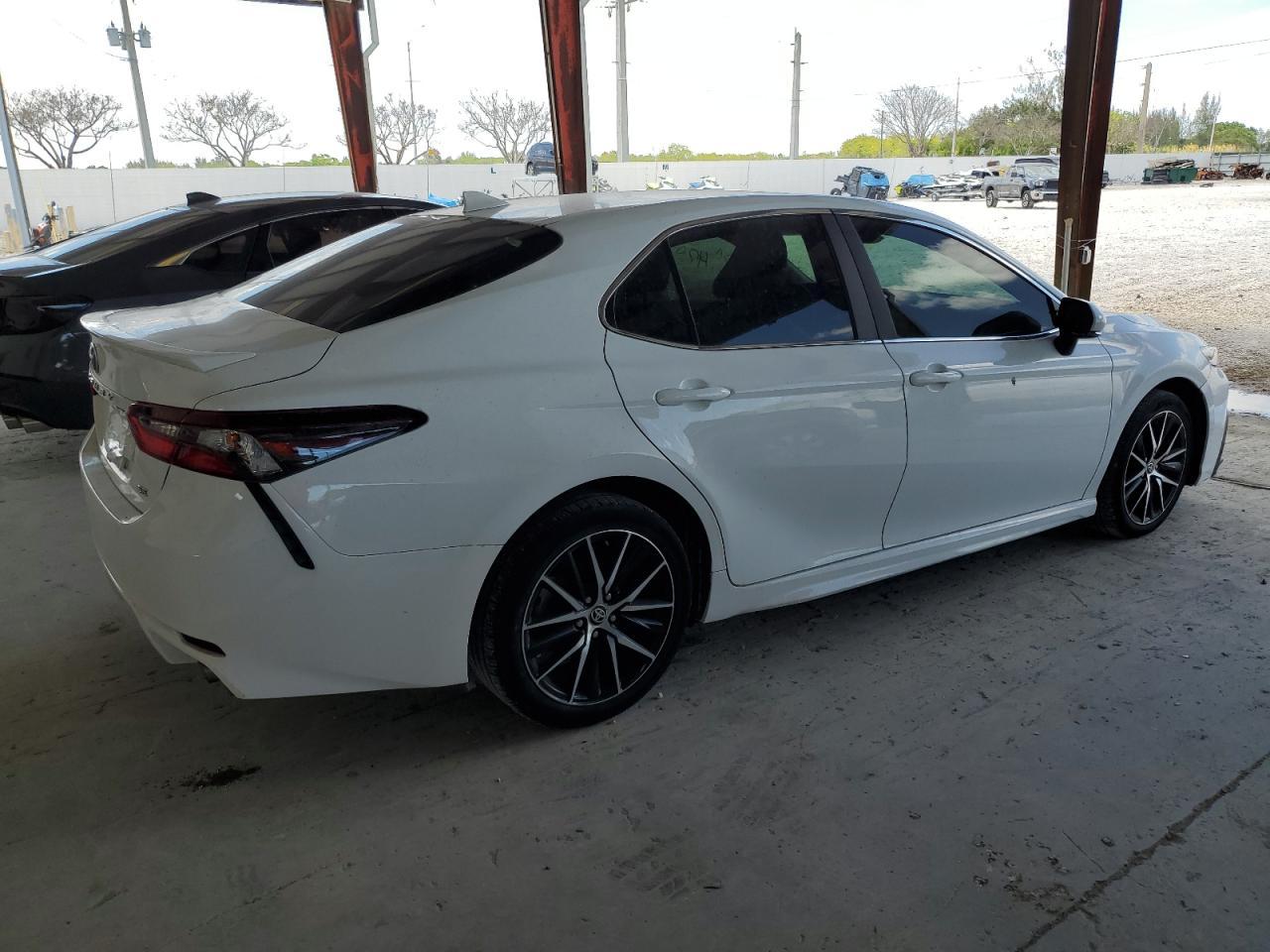 2021 TOYOTA CAMRY SE - Фото 3