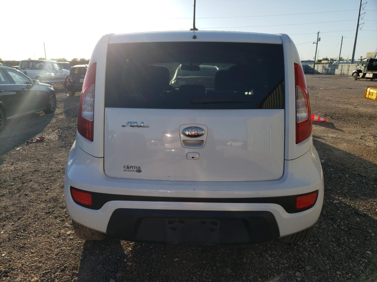 2013 KIA SOUL + - Image 6