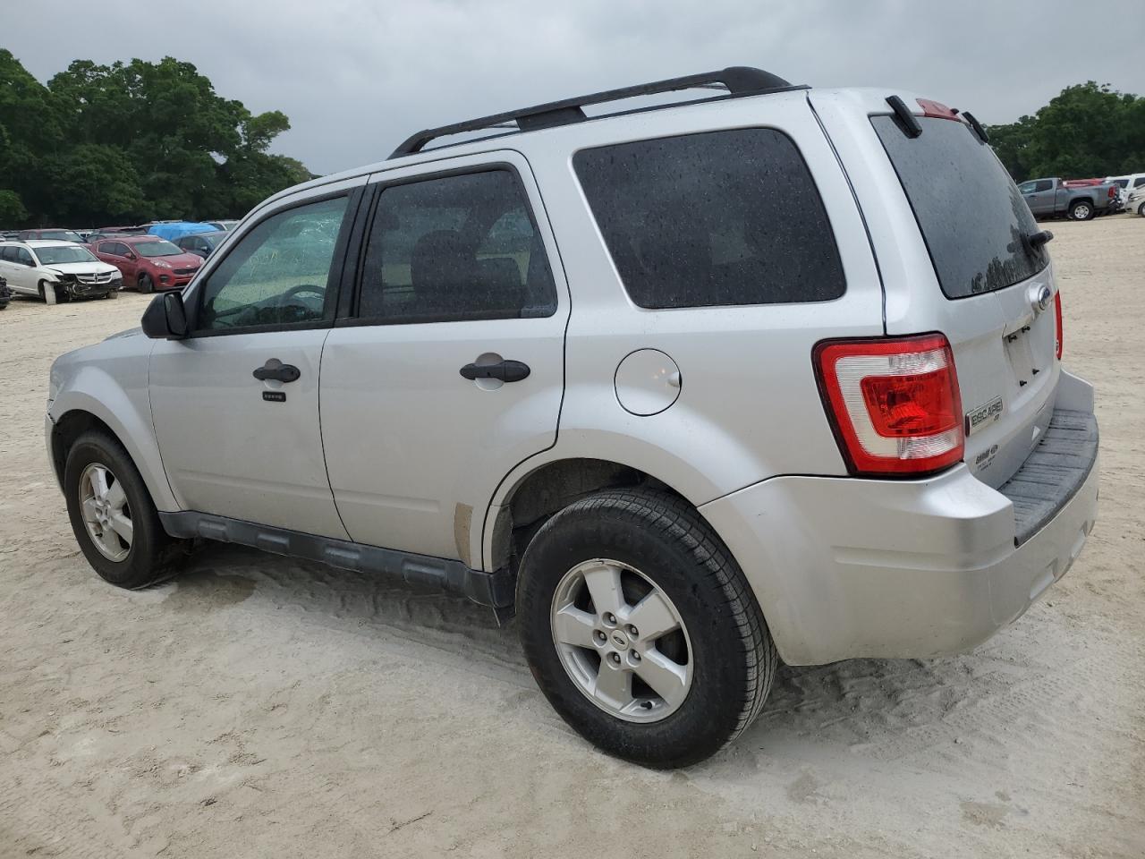 2010 FORD ESCAPE XLT - Image 2