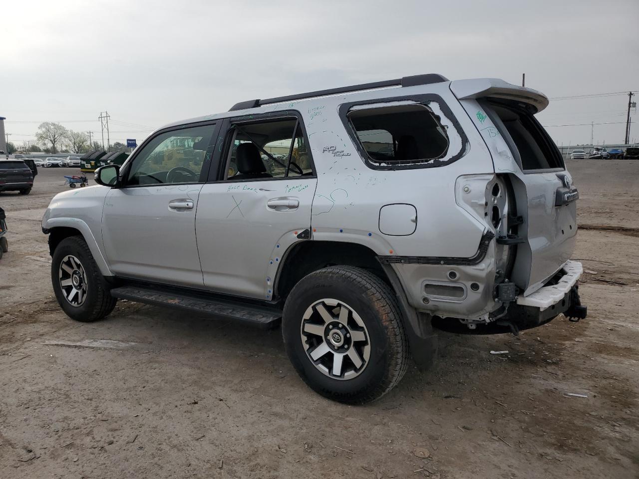 2022 TOYOTA 4RUNNER SR - Фото 2