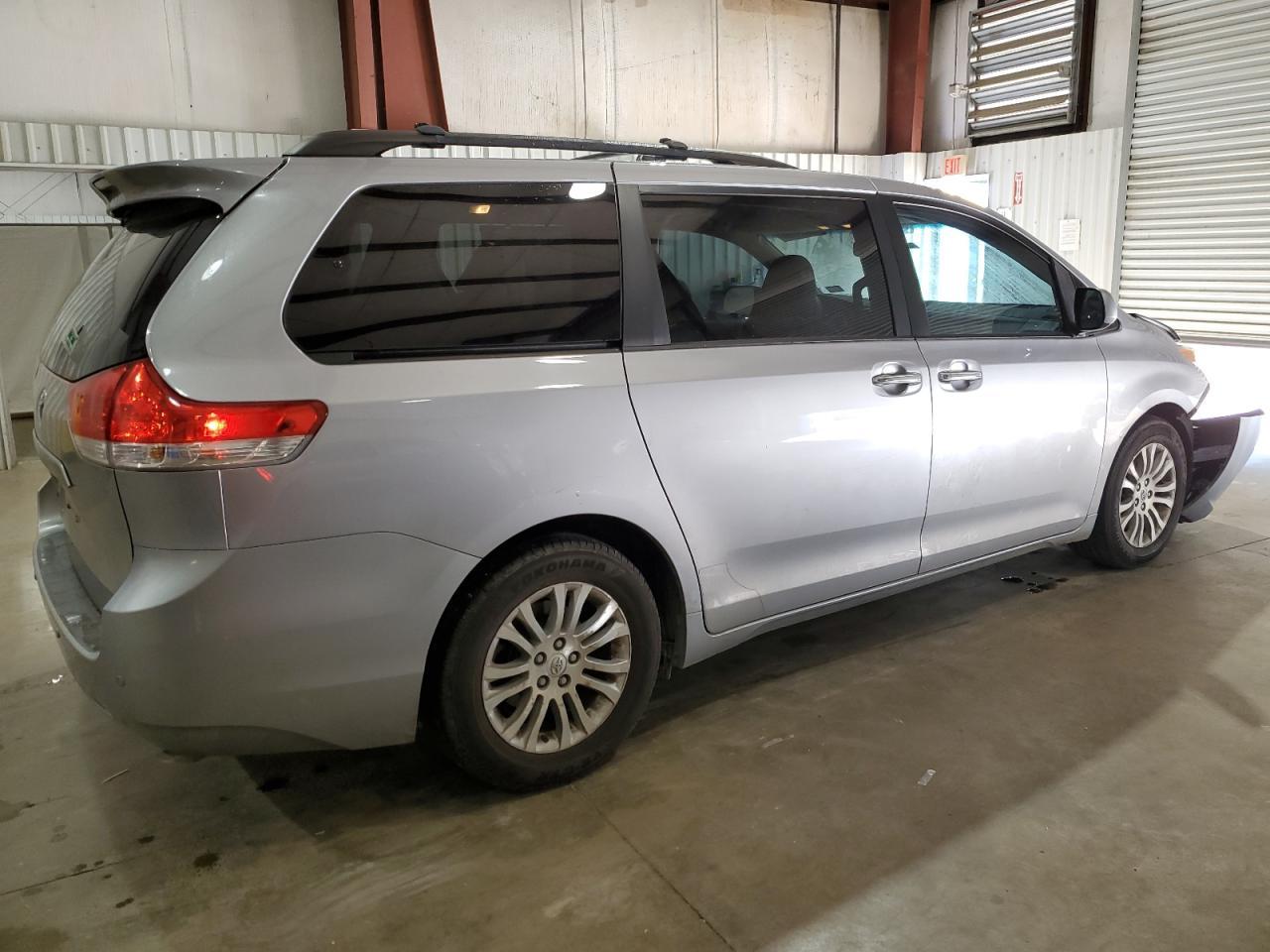 2011 TOYOTA SIENNA XLE - Image 3