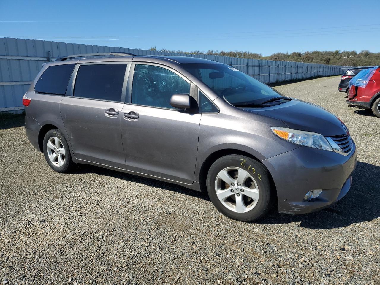 2015 TOYOTA SIENNA LE - Image 4