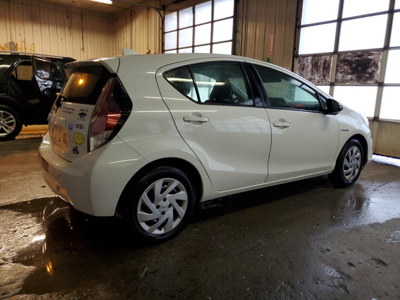 2015 TOYOTA PRIUS C - Image 3