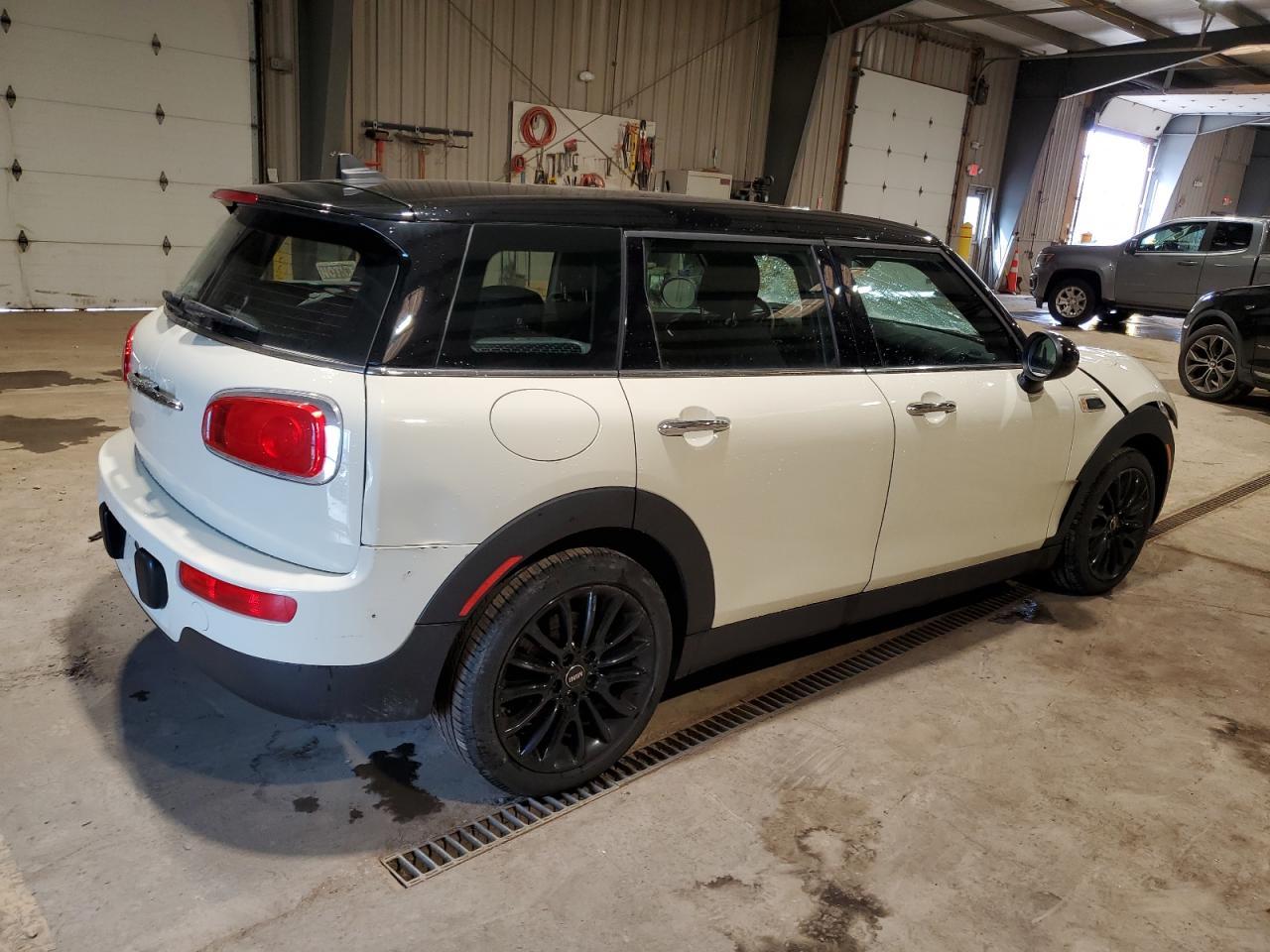 2017 MINI COOPER CLU - Image 3