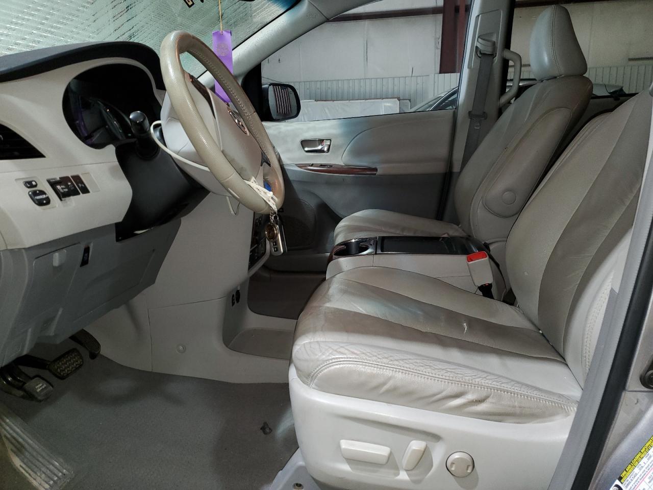 2011 TOYOTA SIENNA XLE - Image 7