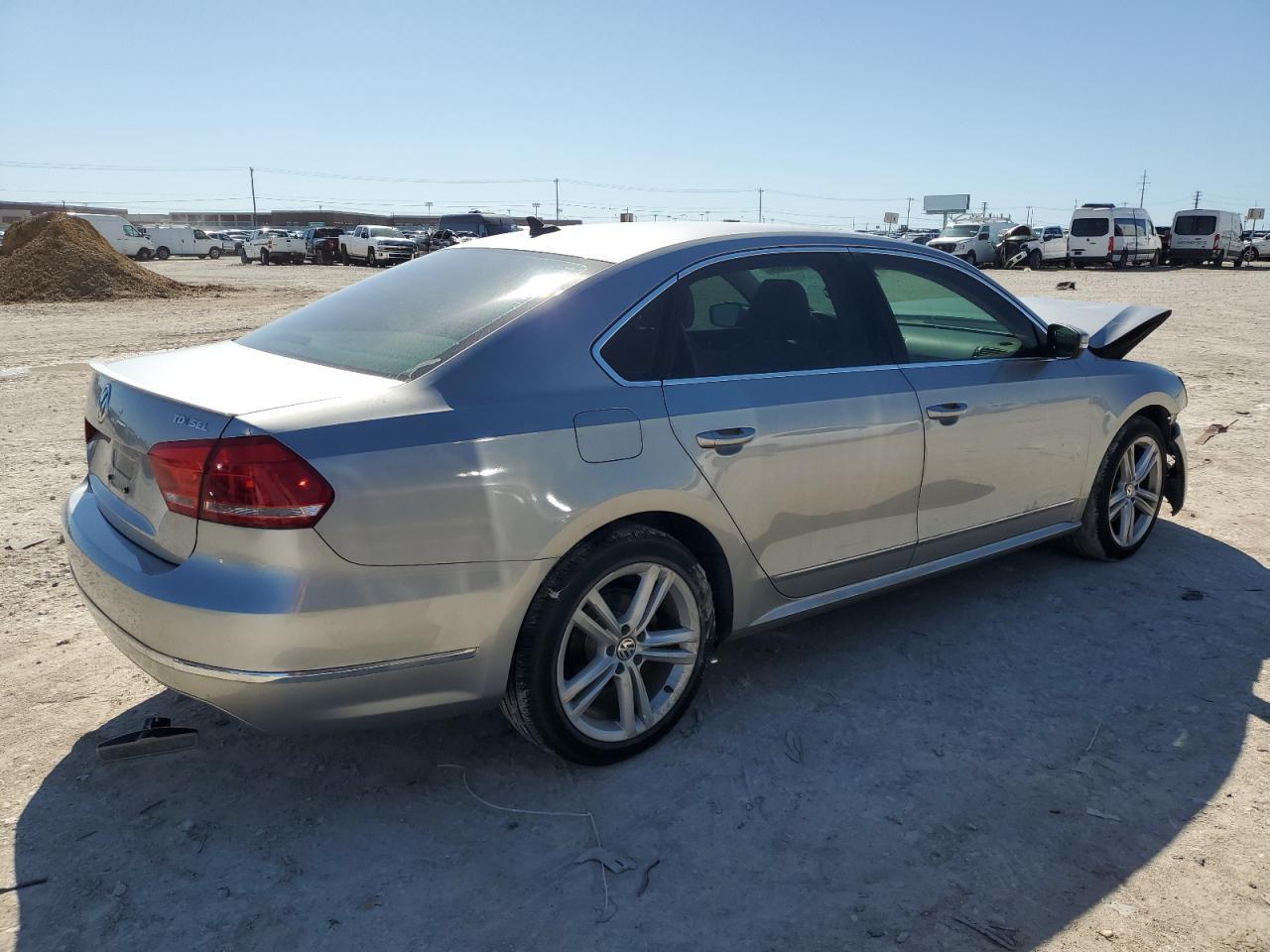 2013 VOLKSWAGEN PASSAT SEL - Image 3