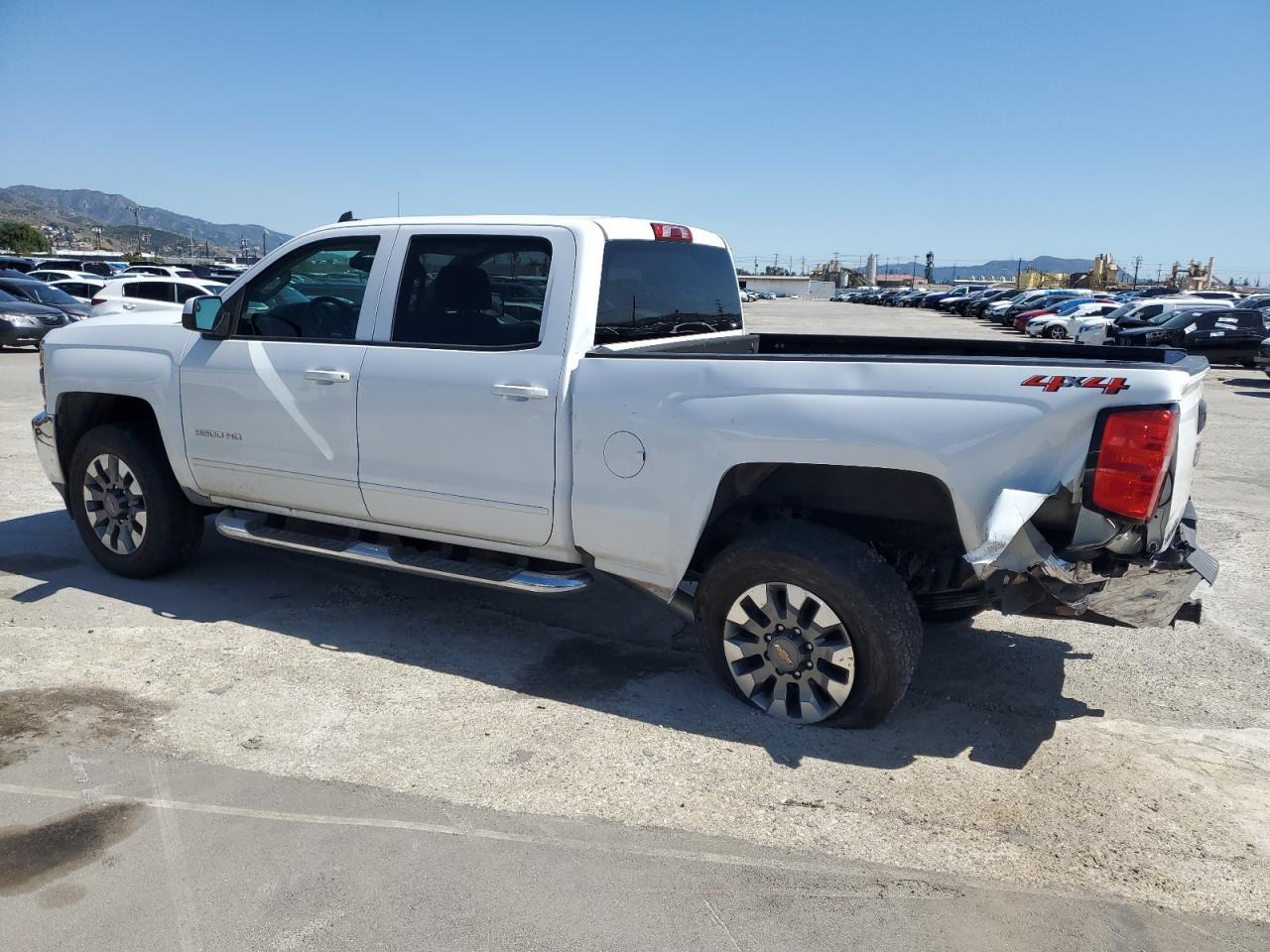 2018 CHEVROLET SILVERADO - Фото 2