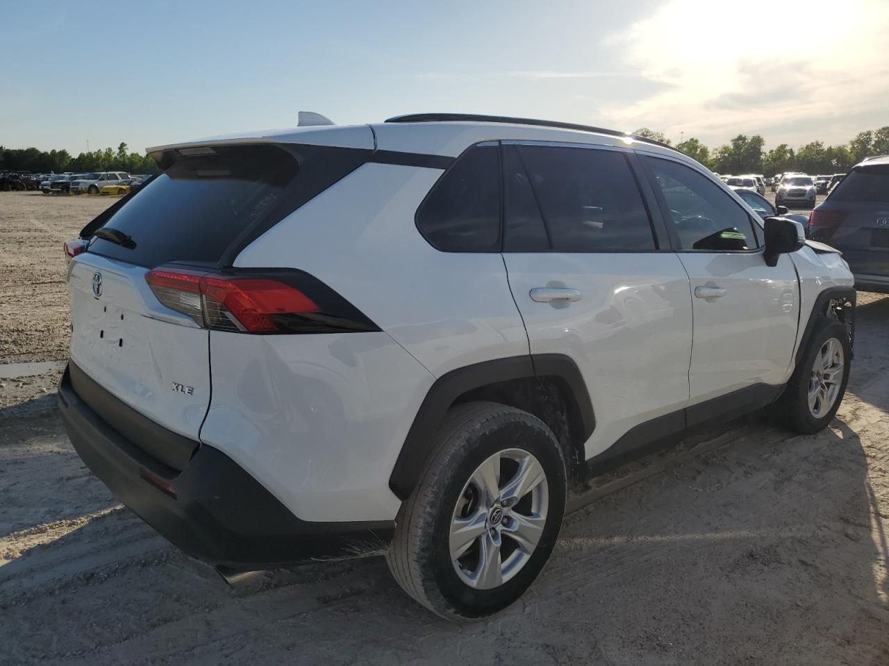 2020 TOYOTA RAV4 XLE - Фото 3