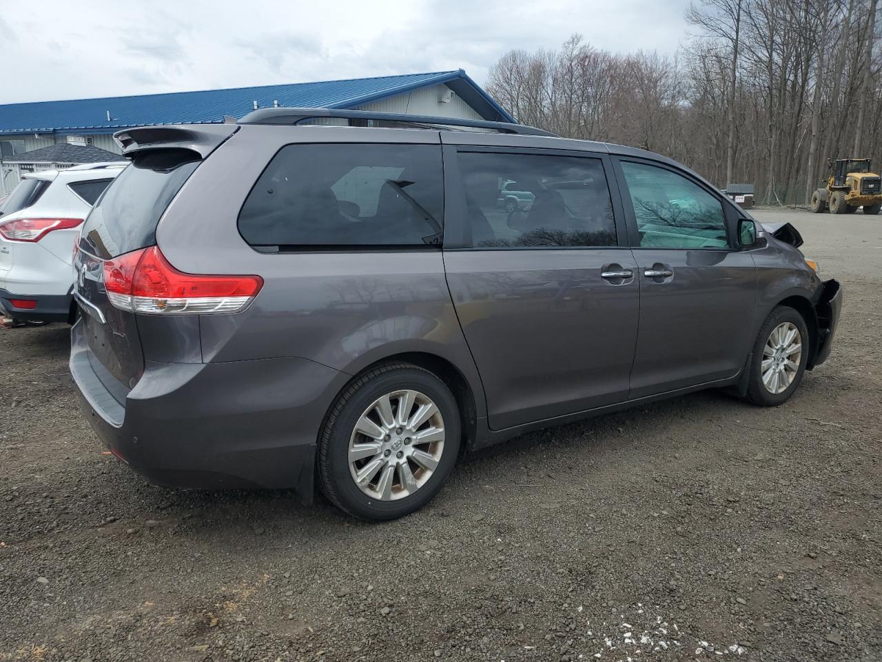 2013 TOYOTA SIENNA XLE - Image 3